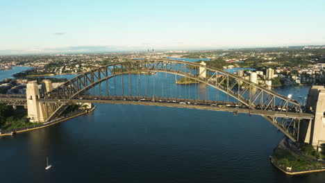 icónico puente del puerto de sydney con tráfico en sydney, nueva gales del sur, australia