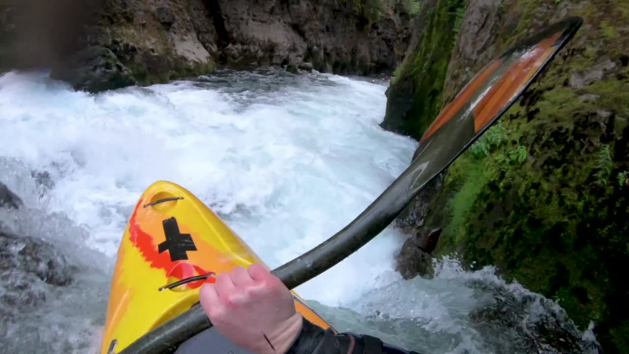 Spaventosa esperienza di kayak in acque bianche vicino alla morte mentre si nuota in una rapida di classe 5