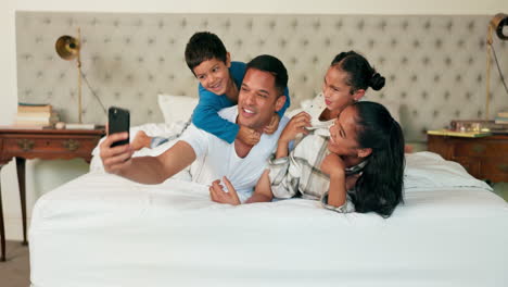 Teléfono,-Selfie-Y-Familia-Juntos-En-La-Cama-Para-Ser-Felices