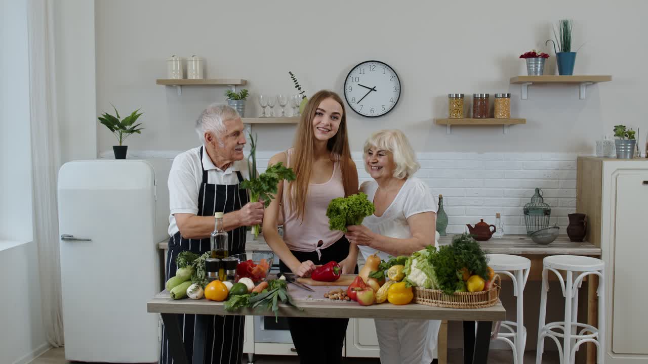 Neta com avós idosos recomendando comer alimentos vegetais crus. Dieta nutricional