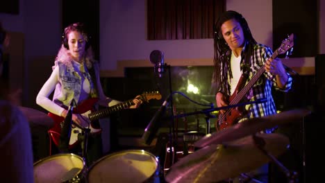 grupo de música tocando en un estudio de música