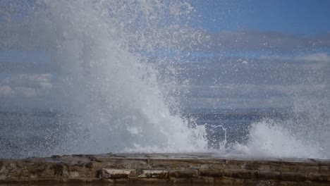 Welle,-Die-Gegen-Ufermauer-In-Pacific-Grove,-Kalifornien,-Prallt