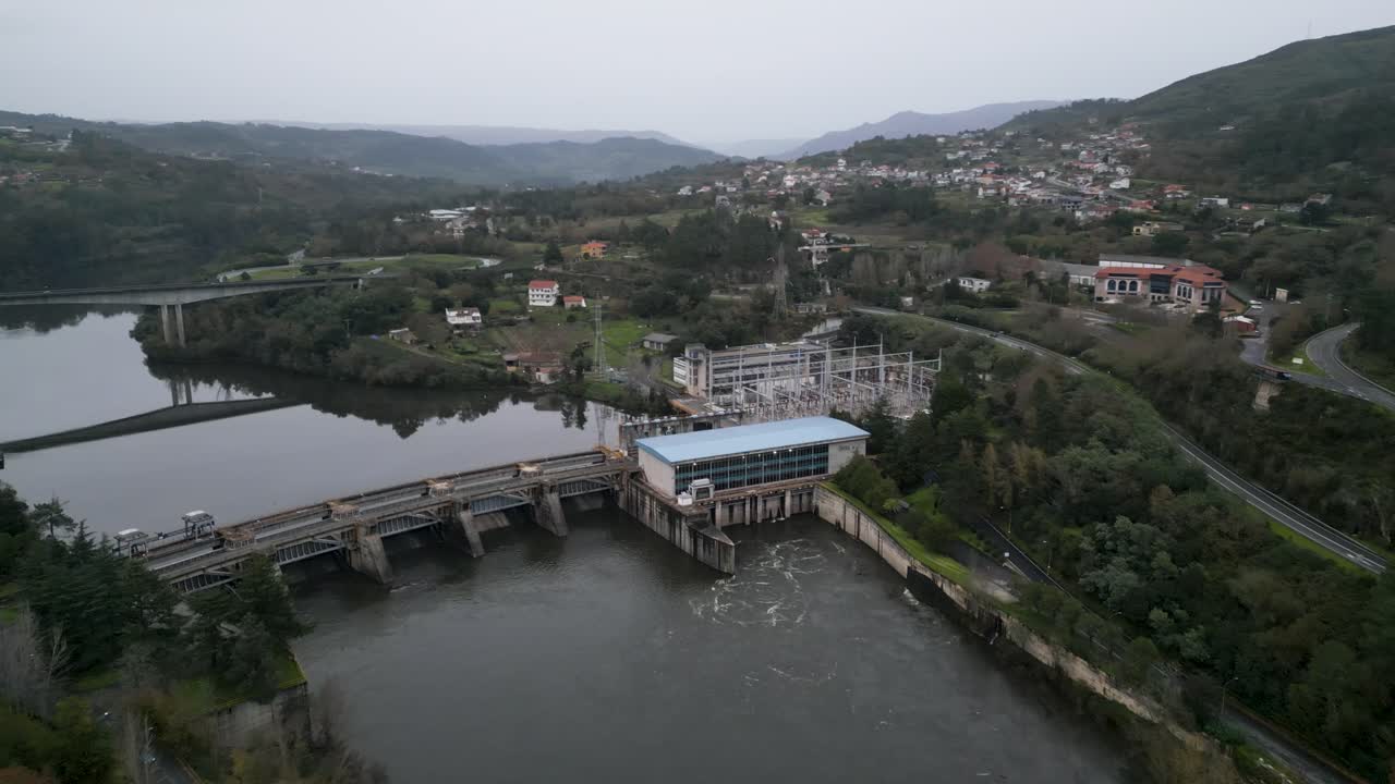 La parallasse orbitale mostra la diga e la centrale idroelettrica di Velle a Ourense, Galizia, Spagna
