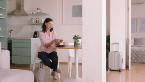 mujer madura feliz usando un teléfono inteligente enviando mensajes de texto navegando en línea leyendo mensajes de redes sociales disfrutando de un relajante estilo de vida de jubilación en casa