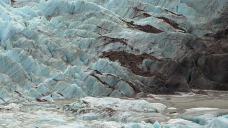 patrones simétricos de nieve y hielo en el glaciar cerro torre, patagonia, argentina