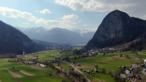 Vista-Panorámica-De-Un-Pequeño-Pueblo-Una-Vista-De-Los-Impresionantes-Alpes-Julianos