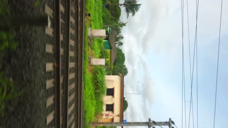 Blick-Auf-Das-Dorf,-Seite-Der-Grünen-Hügel,-Hyperrunden-In-Der-Konkan-Eisenbahn
