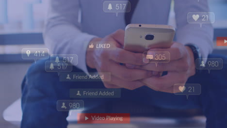 animación de iconos de redes sociales cayendo contra la sección media del hombre de negocios que usa un teléfono inteligente