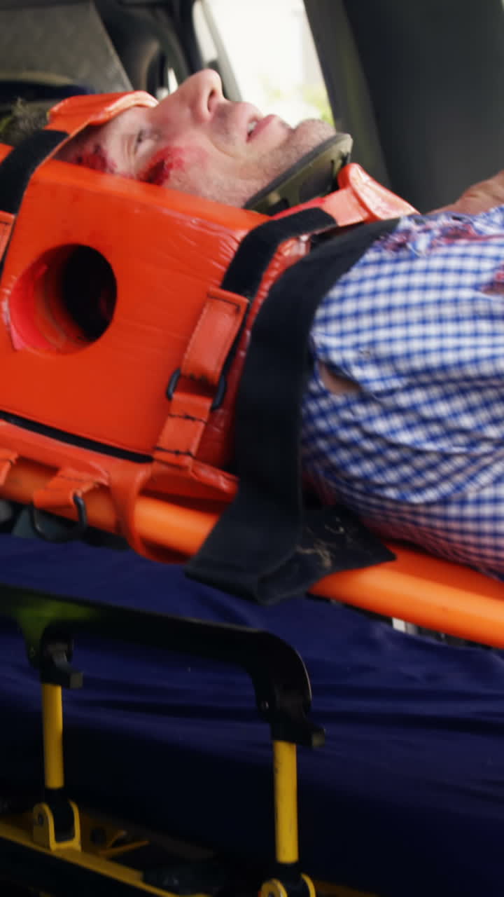 técnicos médicos de emergencia sosteniendo a una persona herida