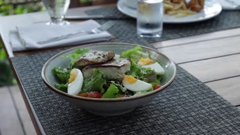 plato de ensalada de atún servido en la mesa