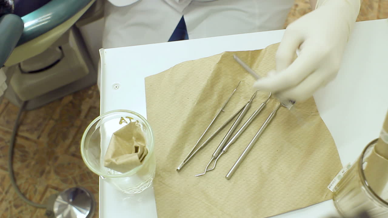el dentista toma los instrumentos dentales en el gabinete dental. conjunto de instrumentos médicos