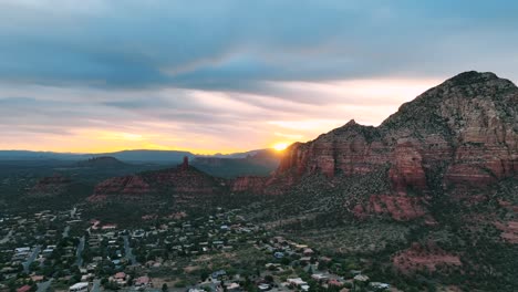 Ciudad-Del-Desierto-De-Sedona-Y-Las-Icónicas-Rocas-De-La-Catedral-Durante-La-Hora-Dorada-En-Arizona