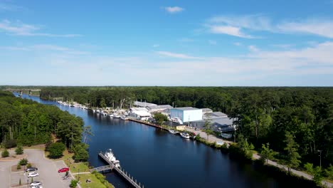 Vista-Aérea-Del-Pedestal-Junto-Al-Muelle-A-Lo-Largo-De-La-Vía-Fluvial-Intercostera-En-Chesapeake