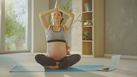 mujer embarazada practicando yoga