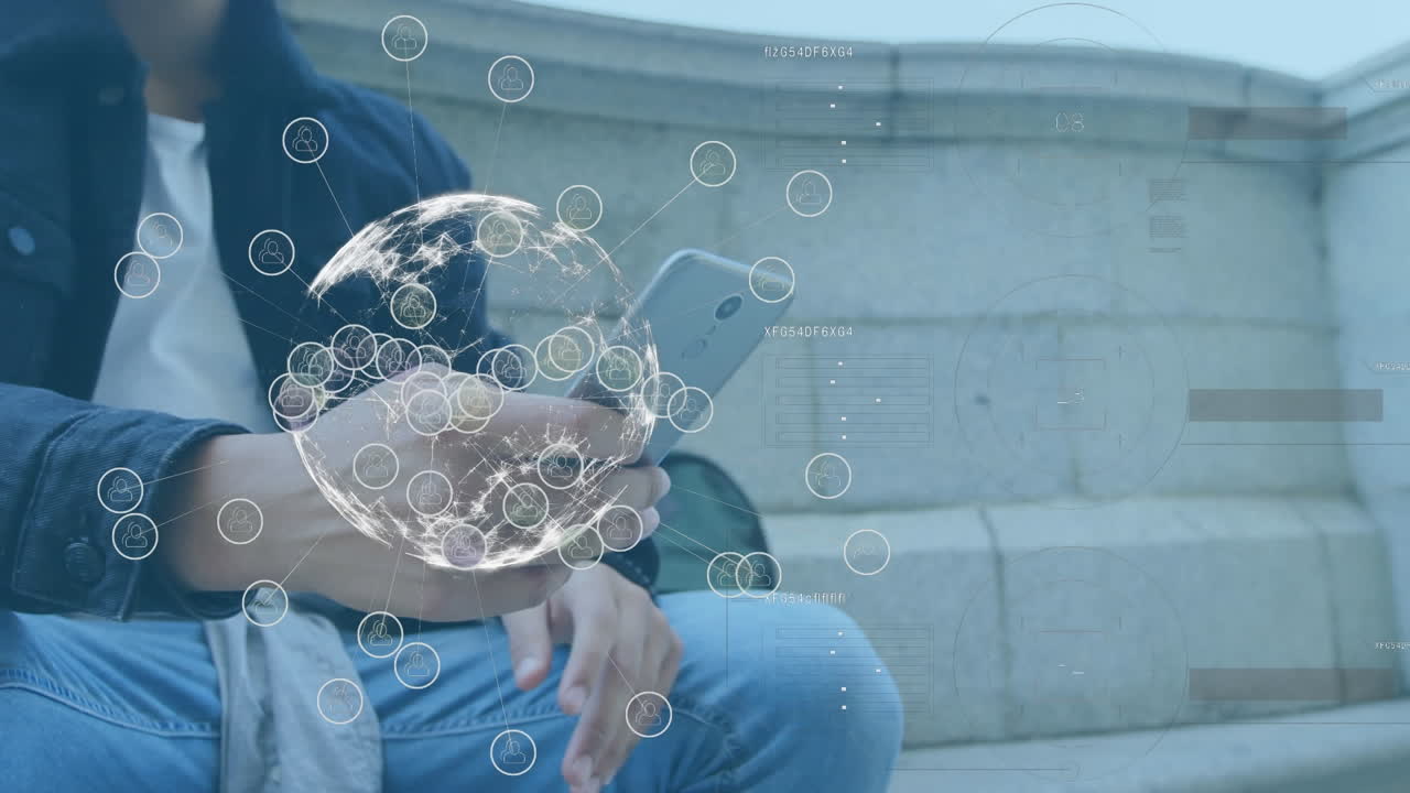 animación del procesamiento de datos sobre un empresario caucásico que usa un teléfono inteligente