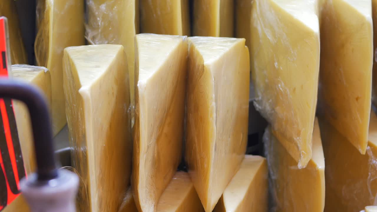 exhibición de queso apilado