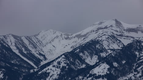 Zeitraffer-Von-Dunklen-Gewitterwolken,-Die-Um-Eine-Hohe-Bergrückenlinie-Im-Nahen-Grand-Teton-Nationalpark-In-Wyoming-Wirbeln