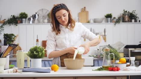 cocinero colocando leche fresca en un tazón