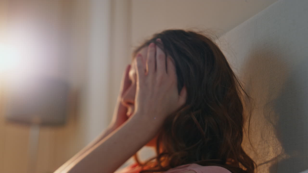 빛에서 어지러움을 느끼는 흐릿한 여성. 화가 난 여성 두통을 고 있습니다.