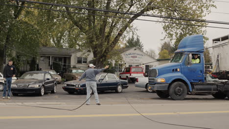 clarence, nueva york, estados unidos, octubre de 2021: los coches evitan la rotura en el cable de suministro de energía, los voluntarios regulan el tráfico