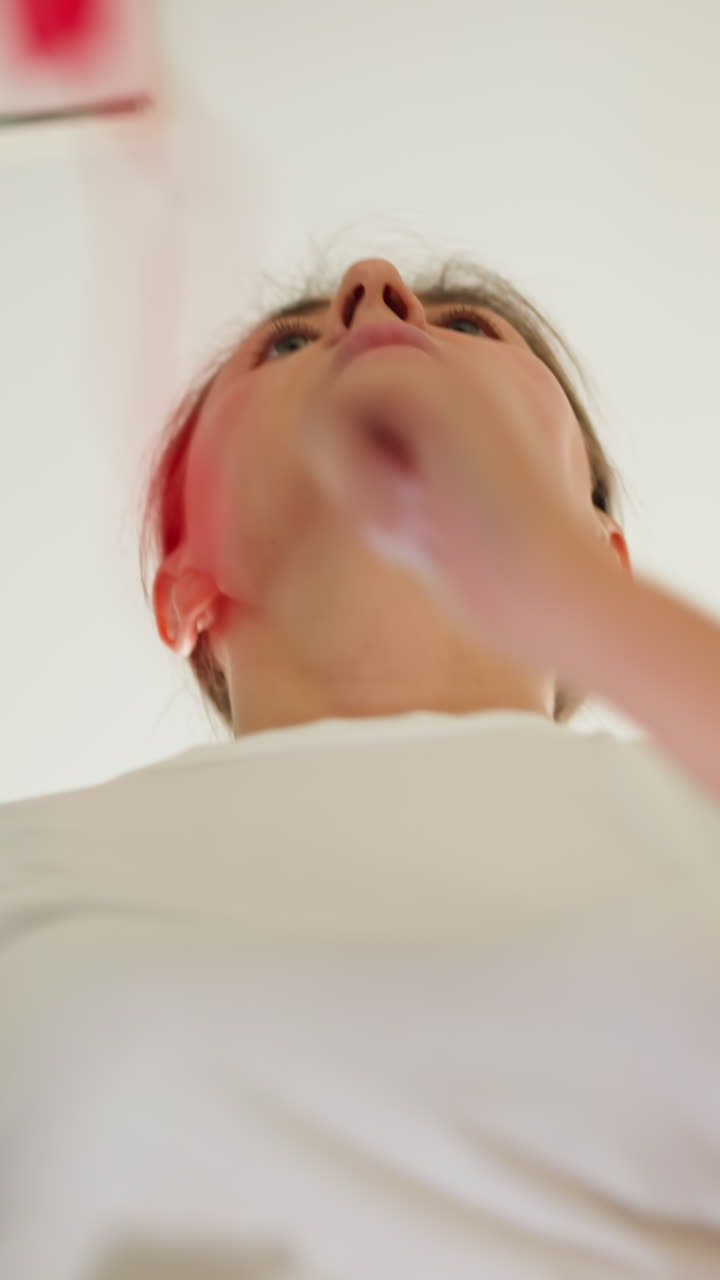 mujer atleta corre en una máquina de correr. mujer enfocada en trajes atléticos ejercicios en cinta de correr en un club deportivo tiro de bajo ángulo. actividad física regular