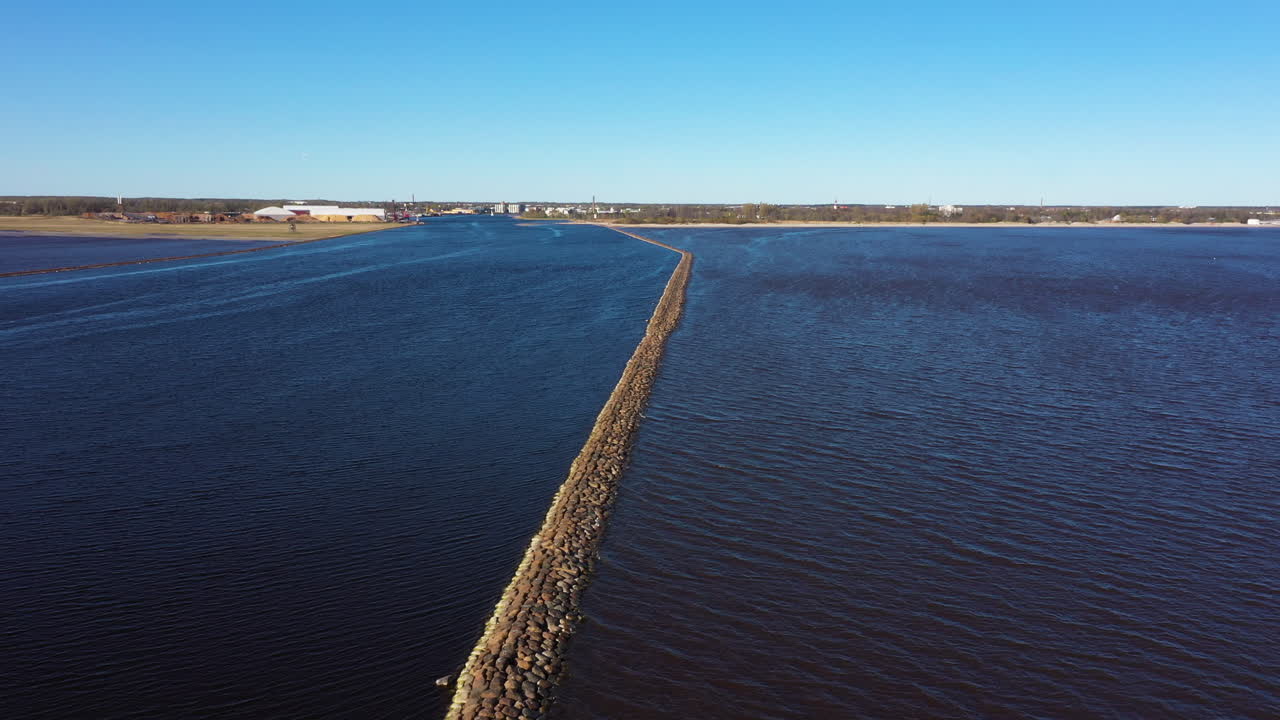 vista aérea de la barrera protectora del río pärnu durante la hora dorada