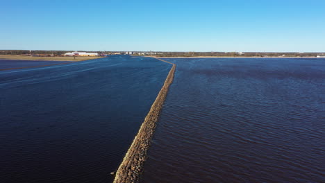 Plataforma-Rodante-Aérea-Con-Vista-De-La-Barrera-Protectora-Del-Río-Pärnu-Durante-La-Hora-Dorada.