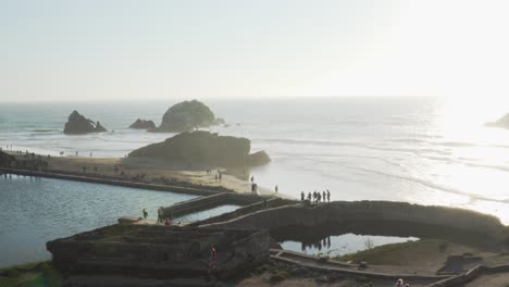 Amplia-Vista-Estática-De-La-Puesta-De-Sol-En-Los-Históricos-Baños-Sutro-En-San-Francisco-A-Lo-Largo-De-La-Costa-Del-Pacífico