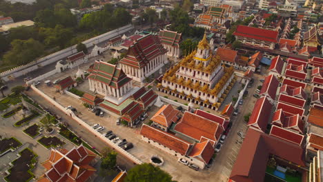 el increíble templo de wat ratchanatdaram en bangkok al amanecer