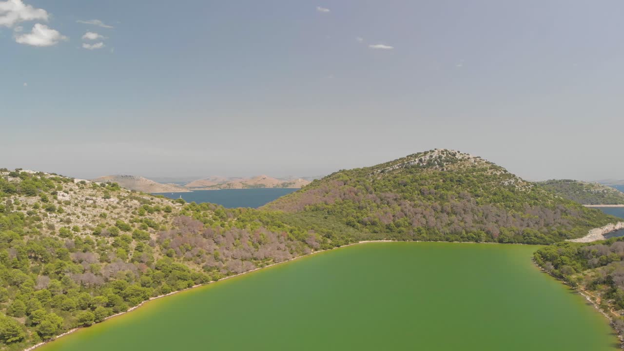 una toma aérea de un lago verde salado, en la isla de kornat, en el mar adriático en el sur de croacia