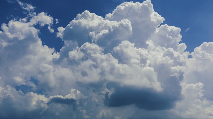 4K Farb-Zeitrafferaufnahme dramatischer, flauschiger weißer Wolken, die am Himmel aufsteigen.