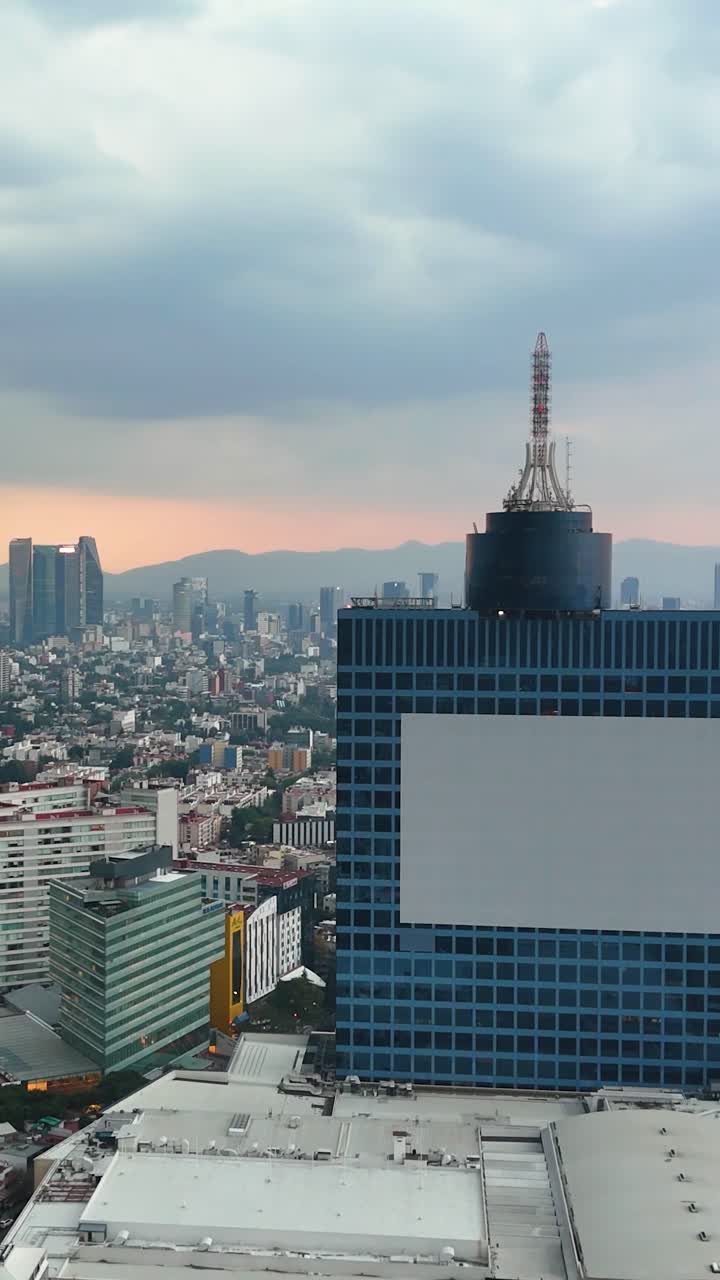 Riprese drone che mostrano la verticalità dei grattacieli a CDMX