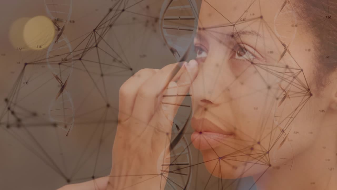 Donna che alza la mano verso lo specchio e sfuma il correttore sotto l'occhio con mappatura digitale per un tutorial AR.