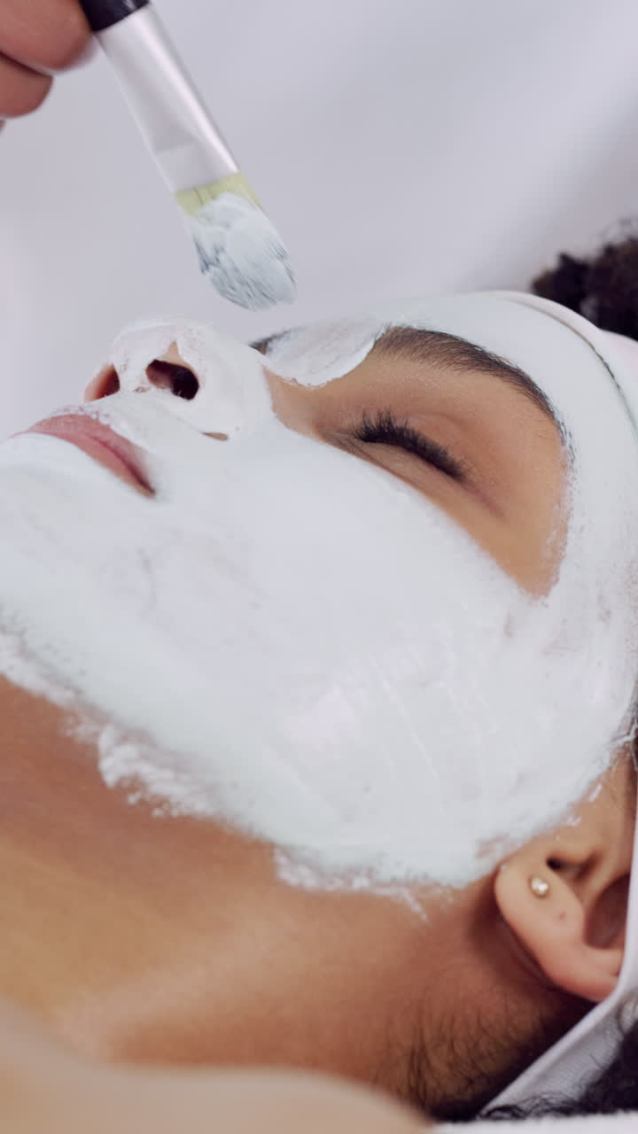 Primo piano di donna che riceve un trattamento con maschera facciale alla spa