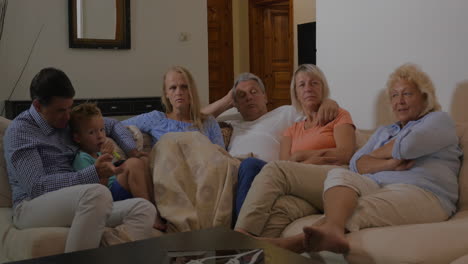 familia frente a la televisión en casa