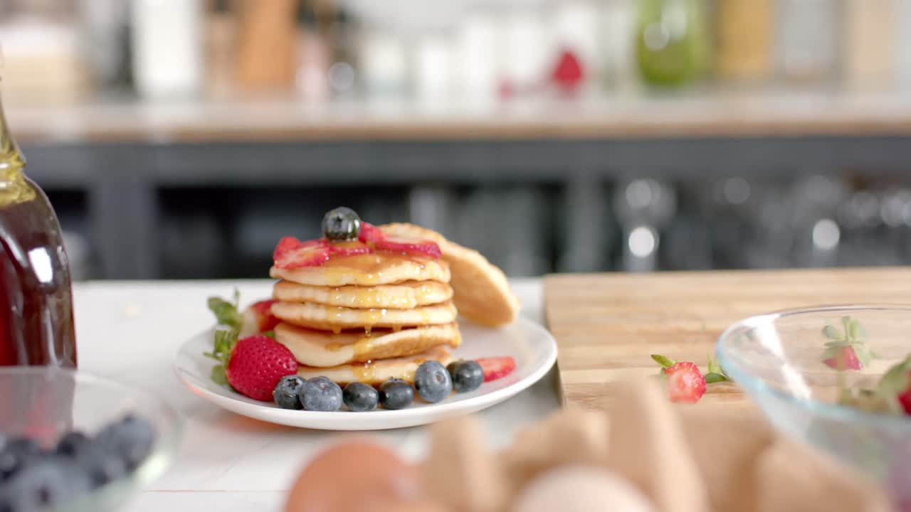 cierre de panqueques con frutas y miel en la cocina, cámara lenta