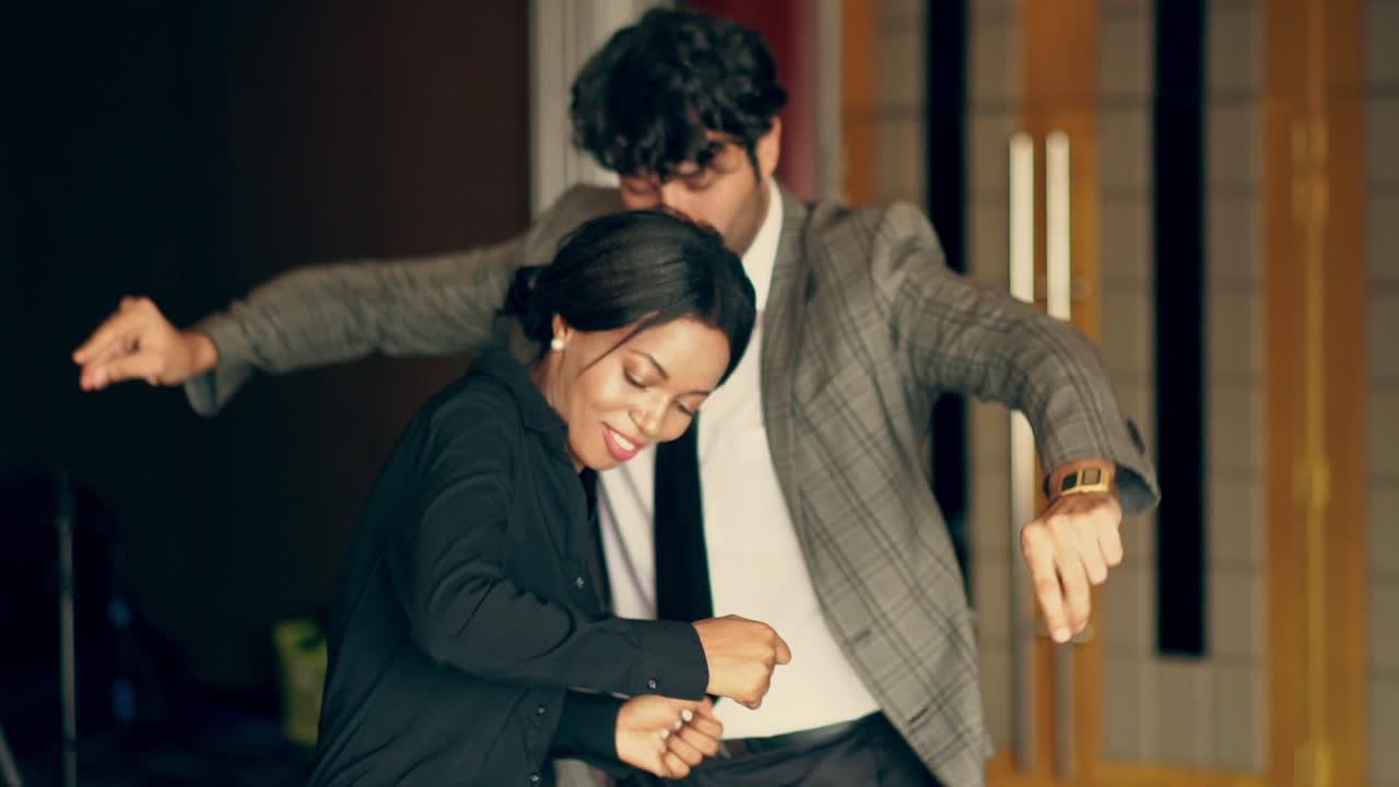 남자들과 여자들은 클럽에서 행복하게 춤을 추고 있습니다.