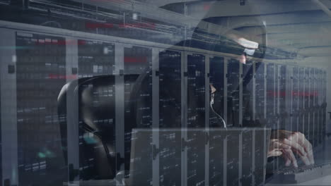 animación de un hombre encapuchado pirateando una computadora