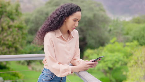 mujer escribiendo, teléfono inteligente y chat al aire libre