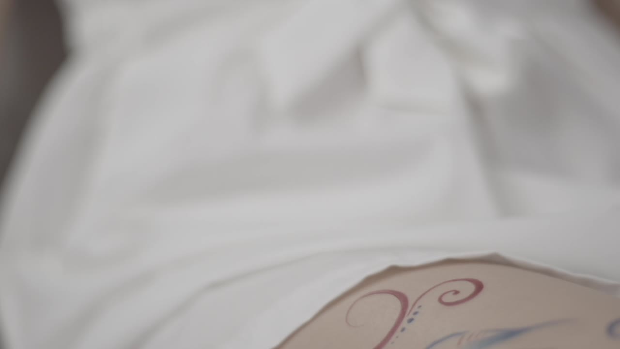 Disegno di body art sulla gamba