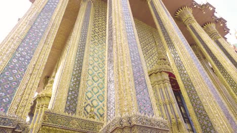 los pilares del panteón en wat phra kaew, bangkok, tailandia