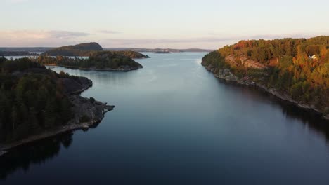 langsamer drohnenflug über den größten fjord in schweden