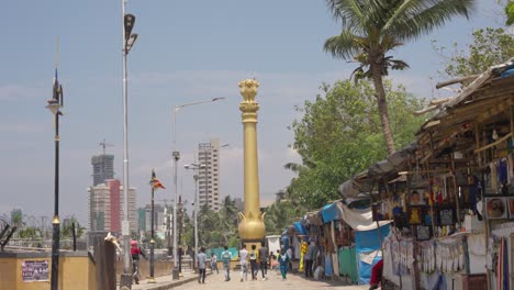 Estatua-De-Ashoka-Stambh-En-La-Playa-De-Dadar-En-Mumbai,-India-1