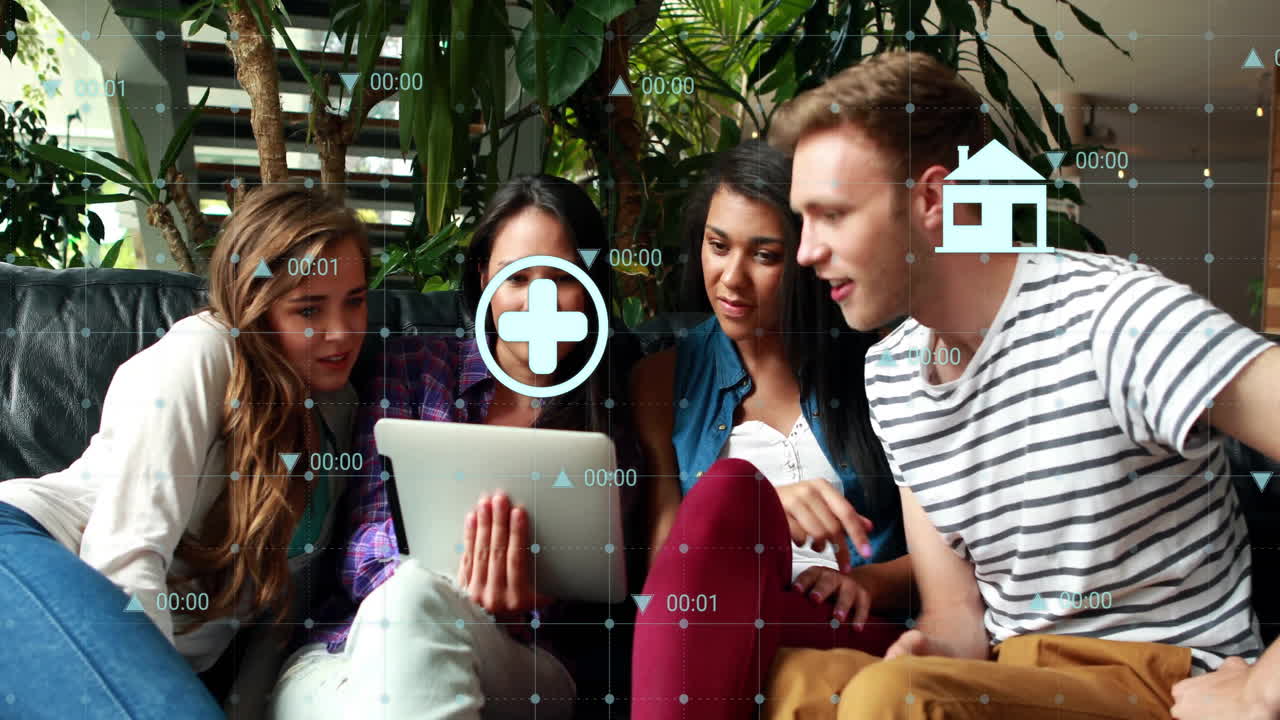 animación del procesamiento de datos financieros con íconos sobre diversos colegas que utilizan tableta en la oficina