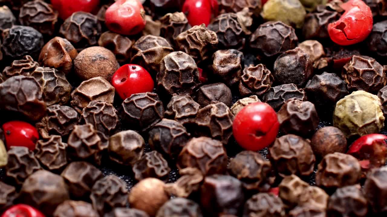 여있는 건조한 다채로운 고추 어리, 맛있는 향신료가 천천히 회전합니다.