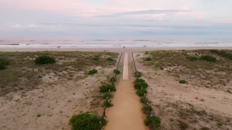 Sonnenuntergang-Am-Strand-über-Sandweg-Auf-Dünen,-Die-Sich-Dem-Atlantischen-Ozean-Nähern