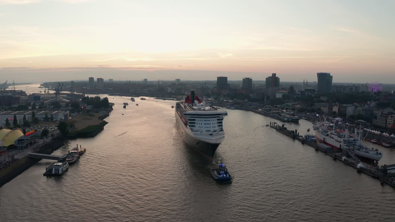 함부르크에서 크루즈 일에 일몰에 elbphilharmonie를 향해 운전 함부르크 항구에서 퀸 메리 2 유람선