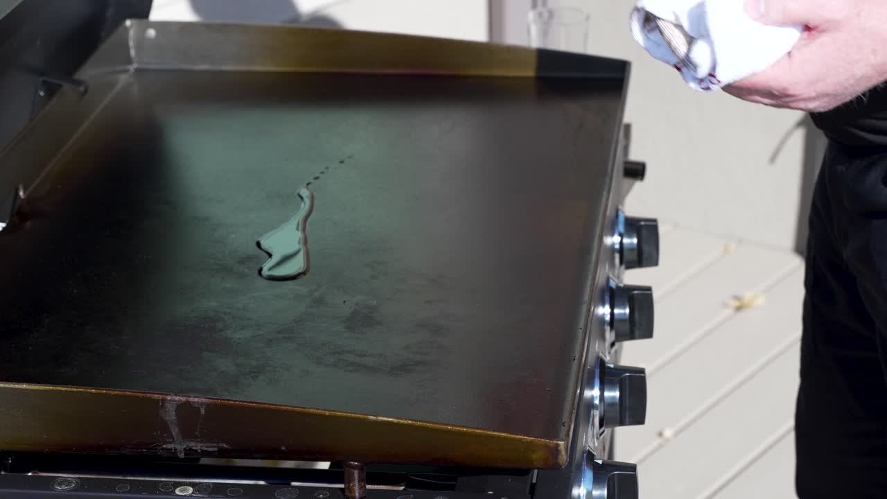 야외용 플랫탑 철판에 식용유를 약간 두르고 요리 후 간을 맞춥니다.