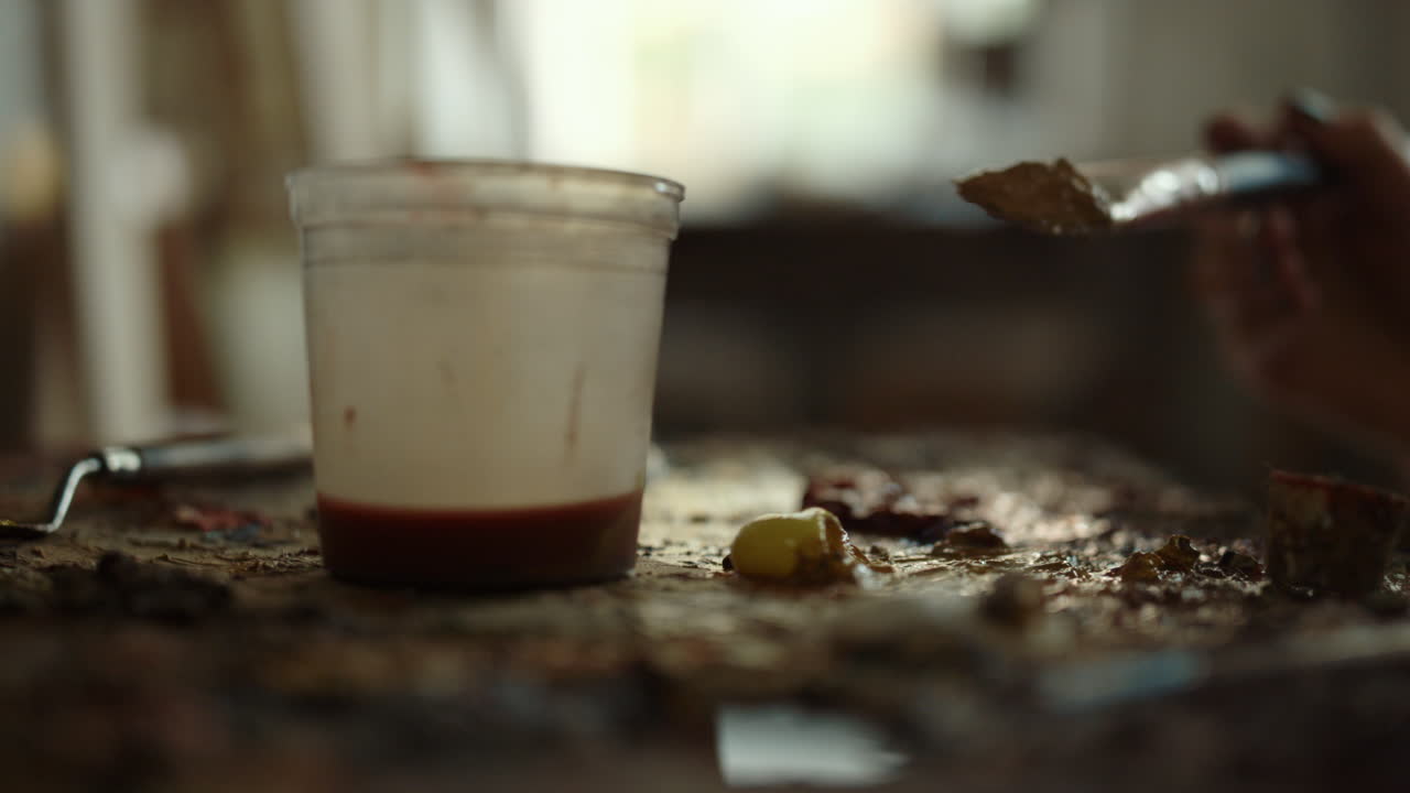 실내에서 색을 혼합하는 화가