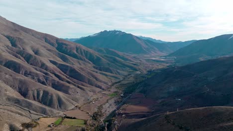 vista aérea del valle de limari, montañas escarpadas, cerca de las estribaciones, norte de chile